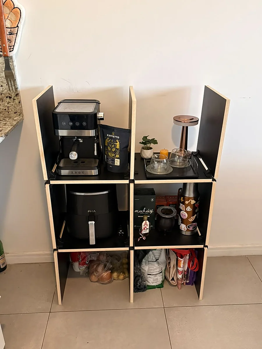 Set 17 en 1 en negro armado como alacena de cocina, con cafetera y electrodomésticos